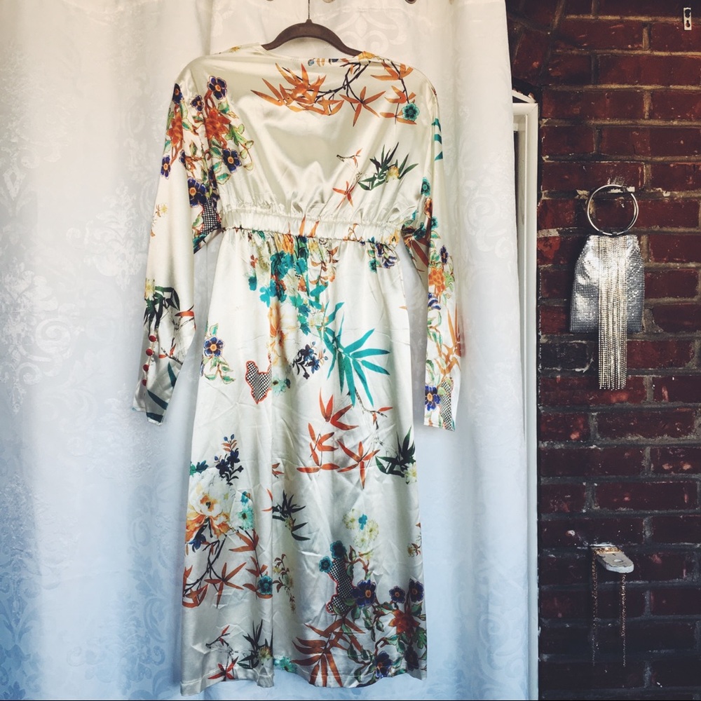 🆕Amber Floral Satin Kimono - Picture 6 of 6